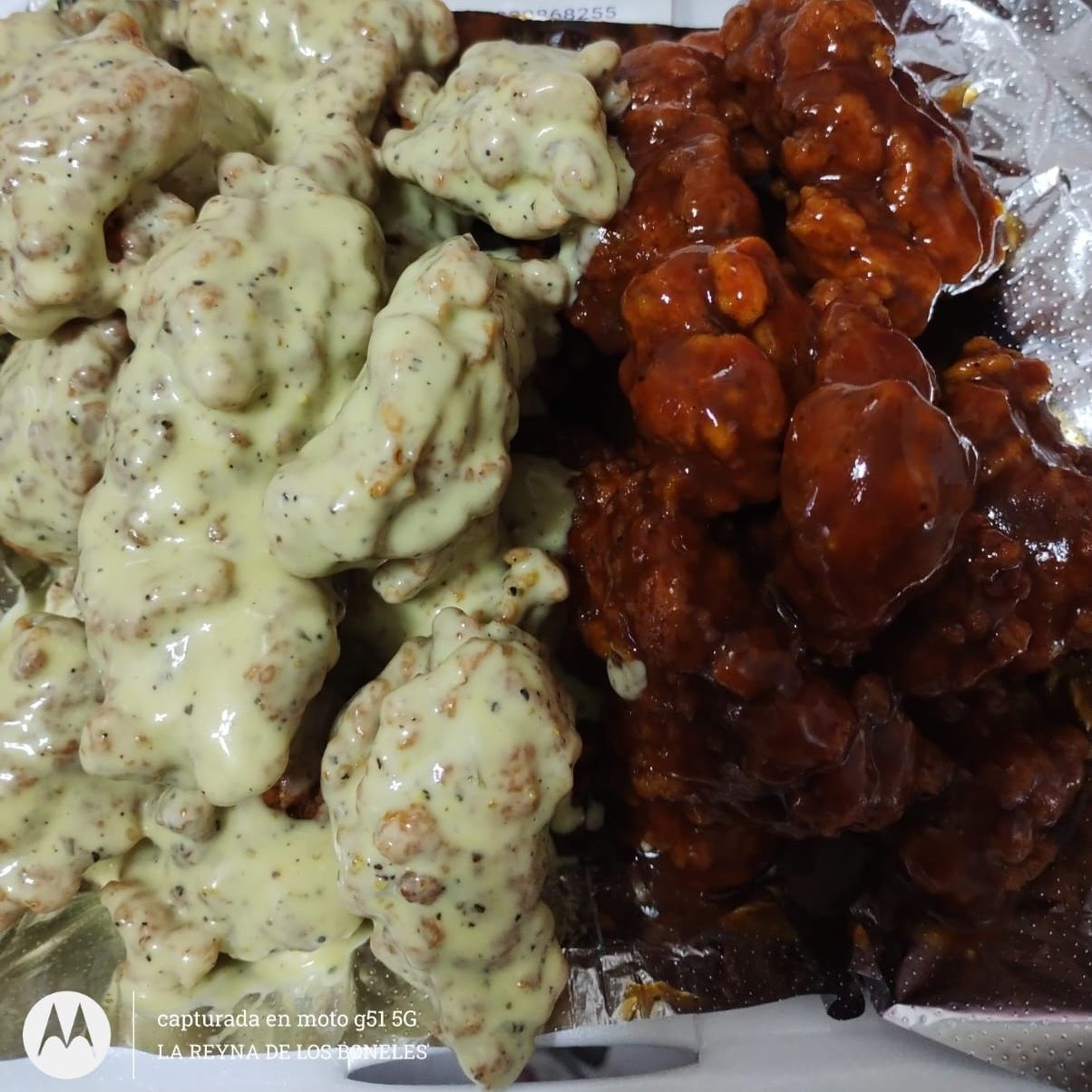Combo Boneles Bañados en 1 o 2 Salsas mas Papas