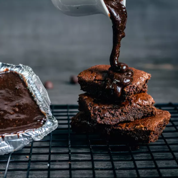 Marmitinha de brownie com brigadeiro, feita com farinha de amendoas, leite de coco, chocolate 70% e adoçada com açúcar de coco 120g Sem Leite de origem animal Não recomendamos para diabéticos, celíacos ou alérgicos a proteína do leite