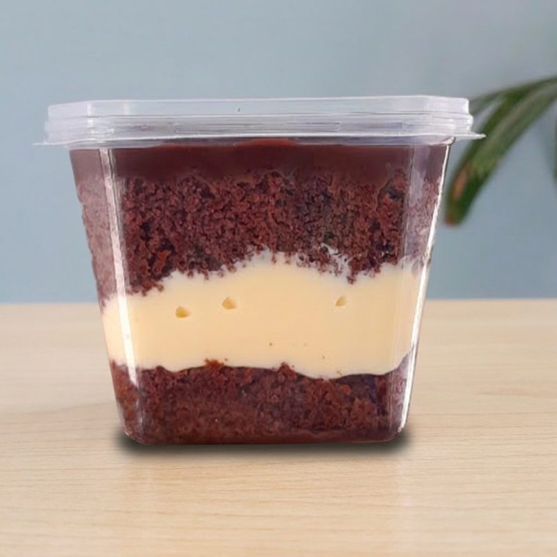 Pote de 250ml com camadas intercaladas de bolo e recheio goumert de Chocolate e recheio Ninho