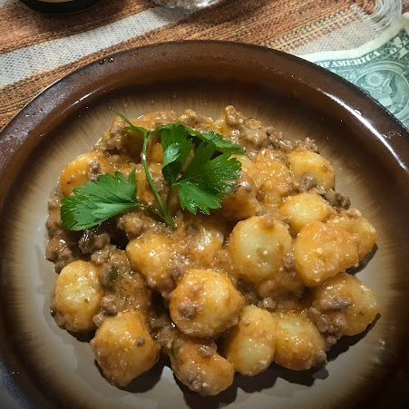 Apresentamos nosso Nhoque de Batata Inglesa, primorosamente macio e meticulosamente feito à mão, sem o uso de máquinas, garantindo um sabor singularmente divino. É graciosamente acompanhado por um irresistível molho Bolonhesa, meticulosamente preparado com tomates frescos e um seleto mix de ervas finas. O prato, de apetitosa generosidade, pesa aproximadamente 1000 gramas, prometendo uma experiênci