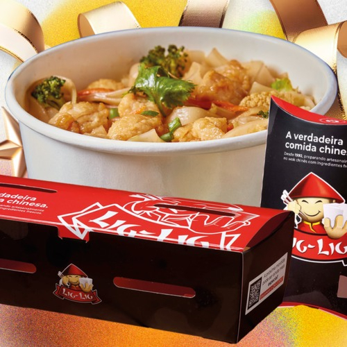 Macarrão de arroz Tailandes com frango em cubos, ovos mexidos, brócolis, couve flor, cebola, cenoura e repolho em tiras ao molho Pad Thai. Acompanha a parte coentro, amendoim e limão para finalização do prato + (6 Unidades) Guioza Tradicionais Fritos + (2 Unidades) Rolinho primavera ou Harumaki, massa crocante recheado com Banana e canela. Polvilhado com açúcar. Importante: Não realizamos alterações de ingredientes nos pratos promocionais. Agradecemos a compreensão.