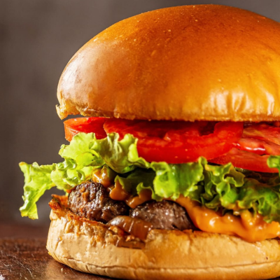 Blend de Costela Bovina 200g no Brioche, Bacon Crocante, Cheddar Cremoso, Cream Cheese, Mussarela Derretida, Toque de Barbecue, Alface e Tomate Para Um Sabor Marcante e Irresistível!