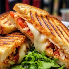 Combo Sándwich Pollo y Tocineta, Papas y Bebida