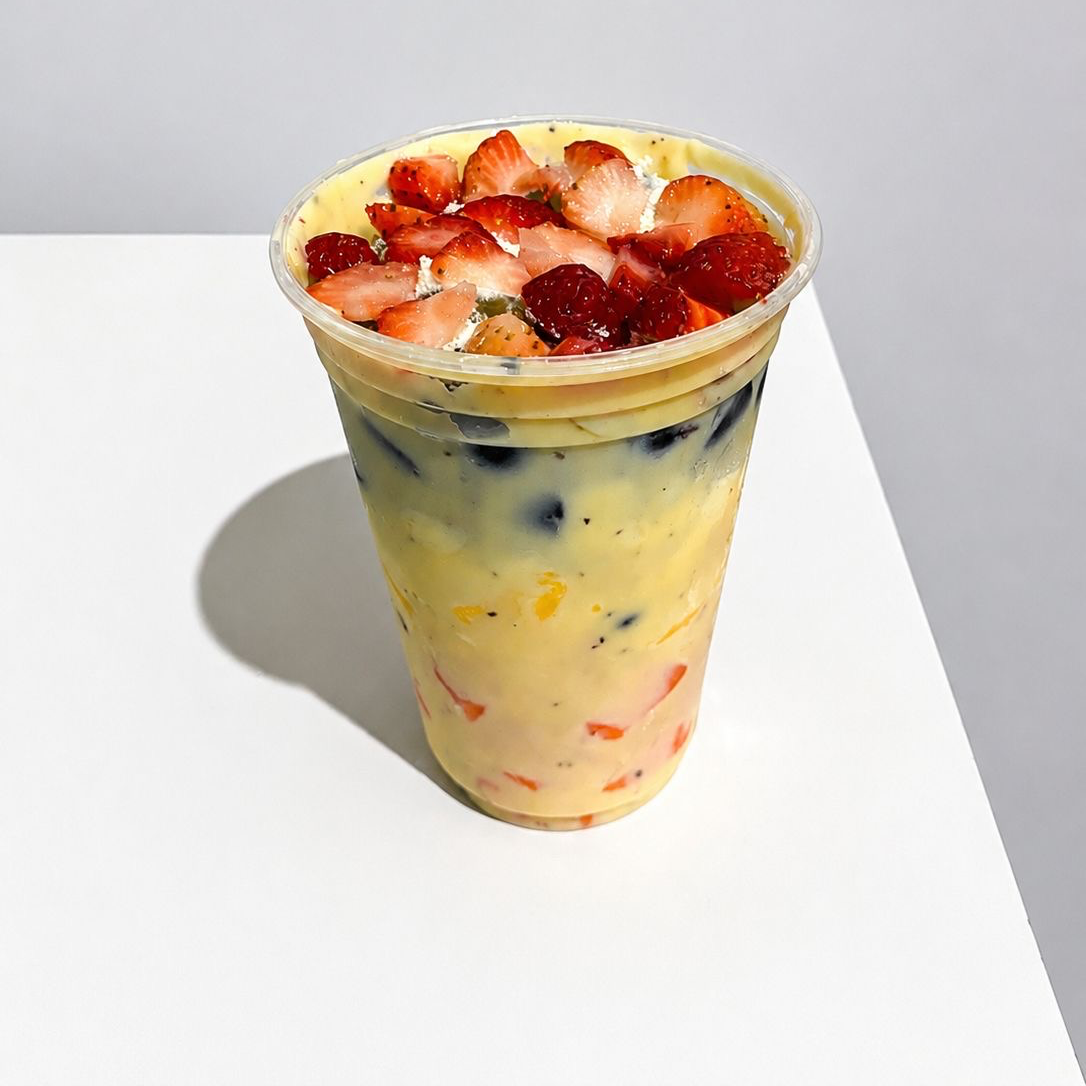 Salada de frutas feita com frutas frescas e selecionadas, acompanhada de um delicioso mousse de maracujá, leve cremosa e irresistível!