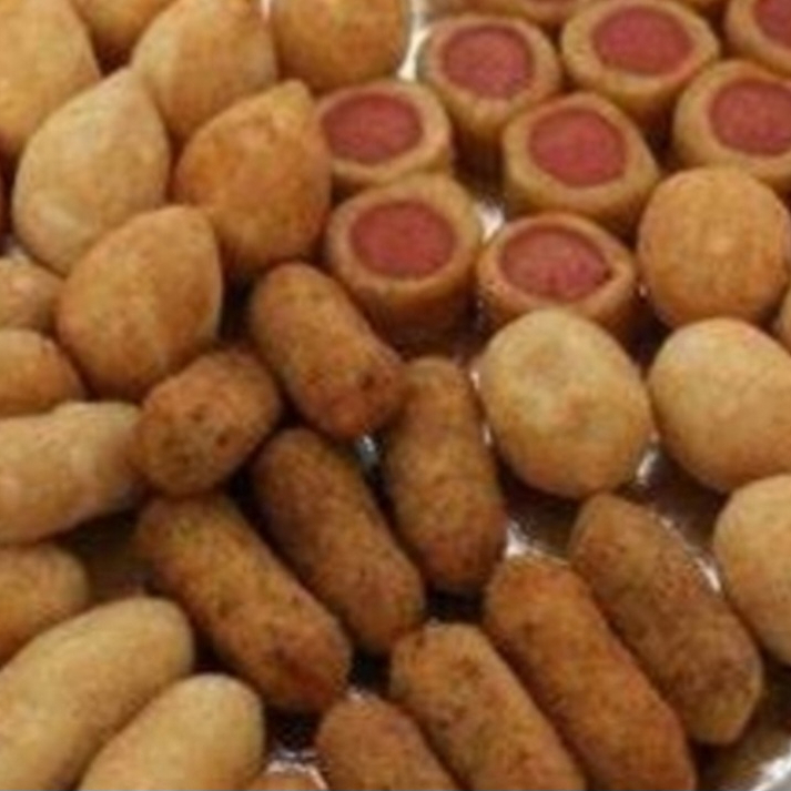 100 Mini salgados sortidos crocante e quentinho sabores, coxinha, risoles calabreza e presunto e queijo, bolinho de queijo, enroladinho de salsicha, croquete, kibe.