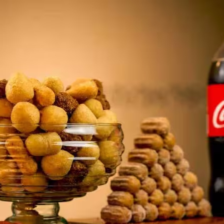 Combo perfeito para dividir com os amigos! 100 Deliciosos Salgadinhos fritos na hora + 1 Coca cola 1,5lt + 15 Mini Churros  Uma deliciosa porção de salgados quentes e crocantes fritos na hora, perfeita para compartilhar com amigos e familiares. Essa porção inclui uma variedade de salgados irresistíveis, que são produzidos com massa de batata , levando ao extremo prazer gastronômico.! Confira essas Delicias!!!!   Deliciosos salgados/Petiscos saborosos/Opções de aperitivos/ Salgados fritos e assados/ Massas recheadas e crocantes/ Salgados empanados e sequinhos/ Variedade de pastéis e coxinhas/ Bolinhos irresistíveis/ Quiches e empadas fresquinhas/ Pães de queijo quentinhos / entrega rapida/ salgados maravilhosos / salgados fritos / porções/ salgados grandes/ salgados para festa/ salgado crocante