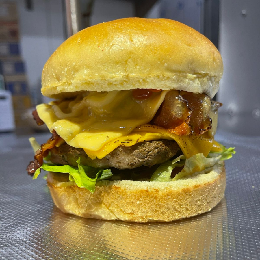 Pão de brioche, hambúrguer artesanal 180g Maturata, bacon, mussarela, molho especial, ketchup, alface e catupiry.