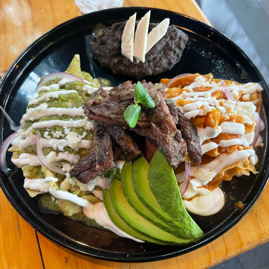 CHILAQUILES CON ARRACHERA