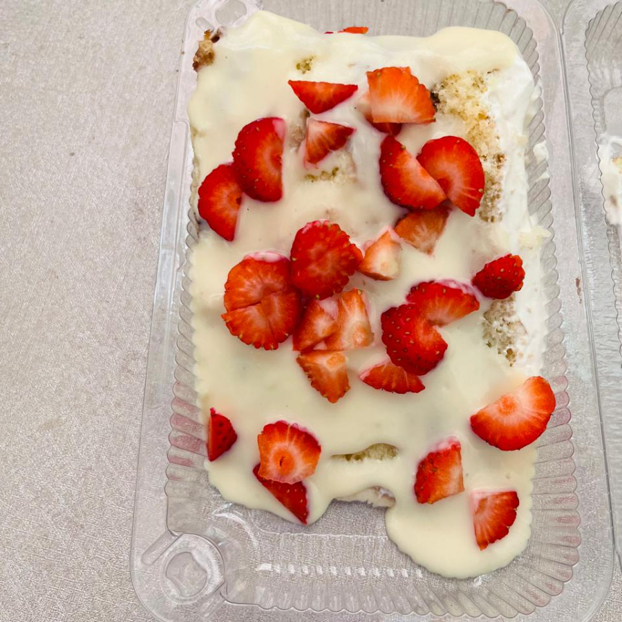 Fatia de massa de baunilha com recheio de creme de Kinder Bueno. Tem opções de calda. Serve 1 pessoa.