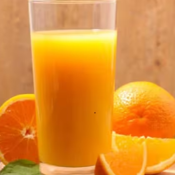 Refrescante, natural e cheio de sabor! Feito com laranjas frescas, espremidas na hora, o Suco de Laranja entrega leveza e vitamina em cada gole.