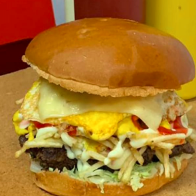 Hamburguesa Royal + Bebida 355 Ml.