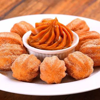 10und de mini churros acompanhado de doce de leite.