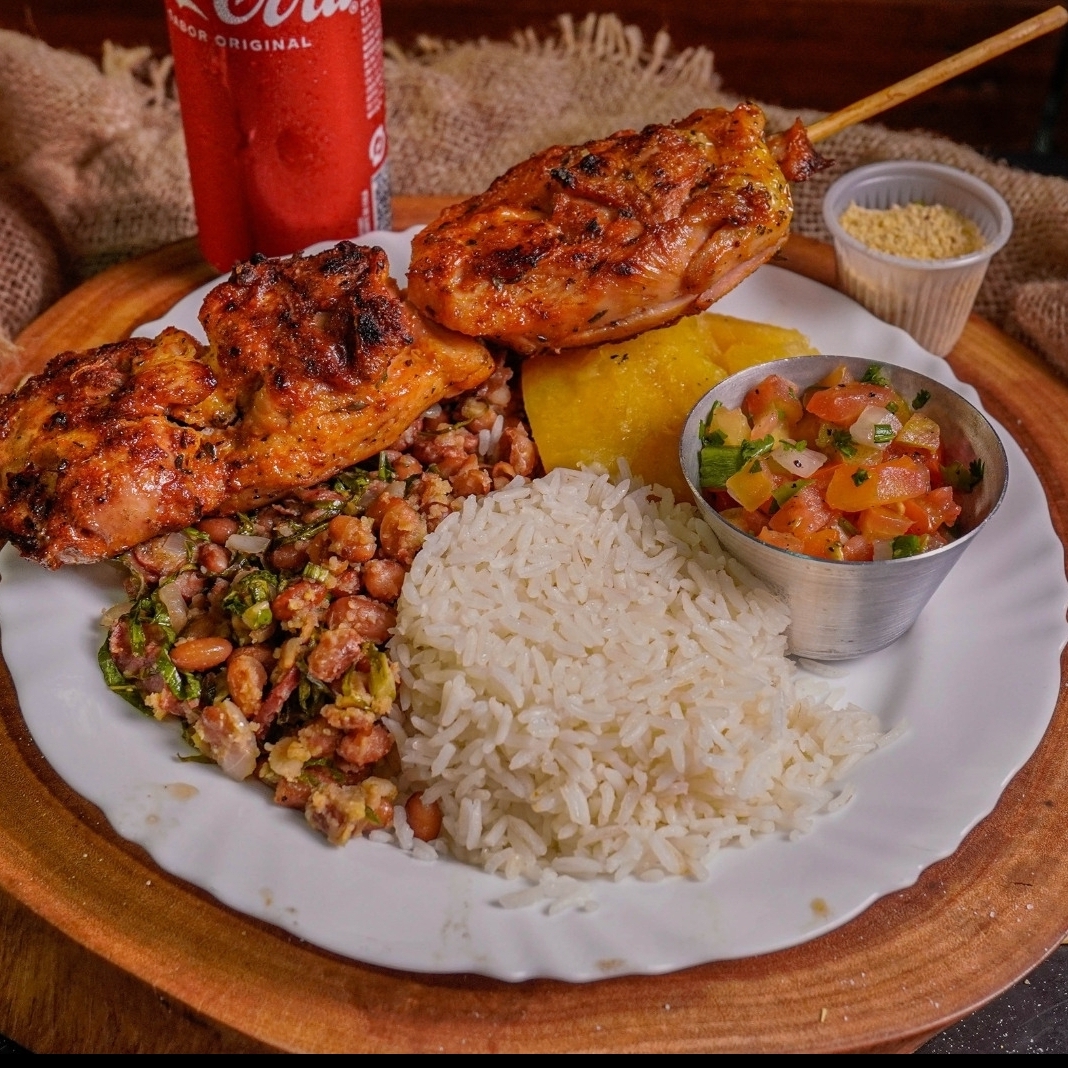 ESPETINHO DE FRANGO, ARROZ, FEIJÃO, FAROFA, SALADA