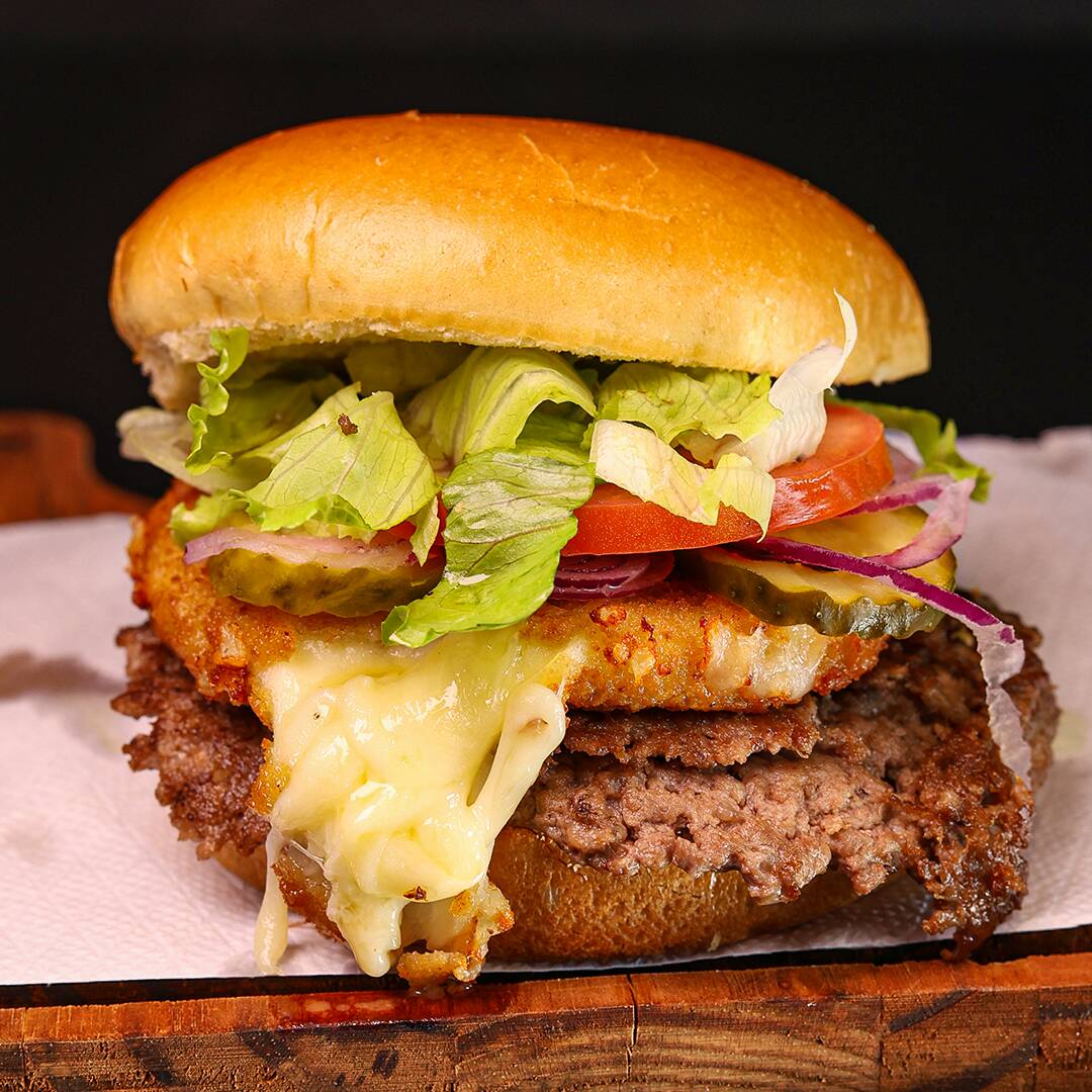 Duas carnes smash de 55g cada (110g no total), queijo crisp crocante, alface, tomate, cebola roxa e picles, finalizado com nossa maionese especial da casa. Sabor intenso em cada mordida.