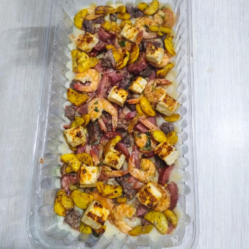 Acompanha: pirão de aipim, carne, calabresa, bacon, camarão, banana frita, queijo coalho