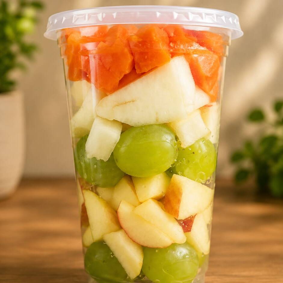 500ml Uma deliciosa salada de Frutas fresquinha feita com frutas selecionadas, uma ótima opção deliciosa e saudável para o Dia a Dia. Já acompanha leite condensado