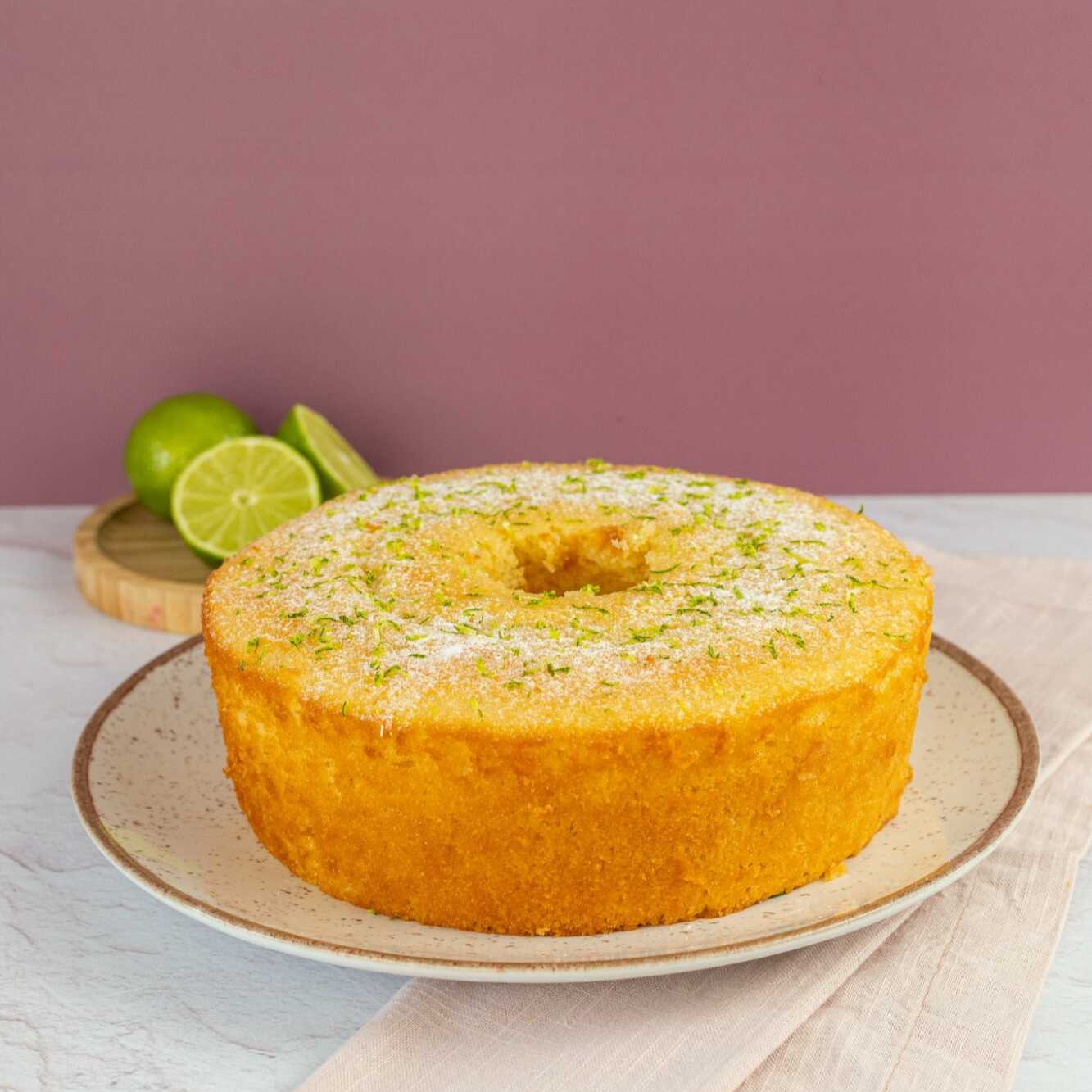 O nosso Bolo Iogurte com Limão é leve, feito com iogurte natural caseiro e suco de limão.
Serve até 16 fatias.