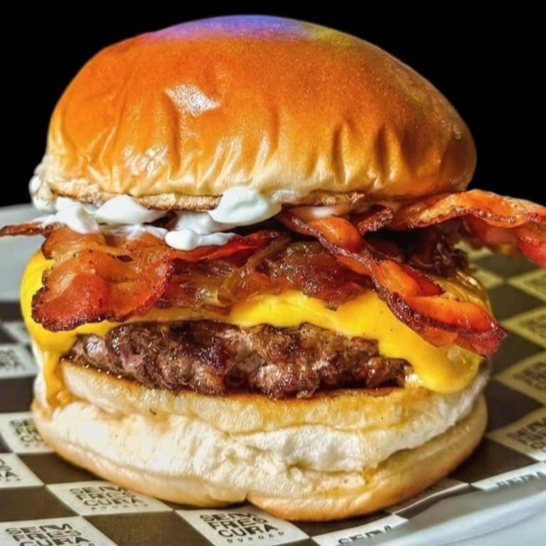 Cheddar Monster- Pão brioche, maionese da casa, hamburguer blend, queijo cheddad, cheddar cremoso e fatias de bacon.