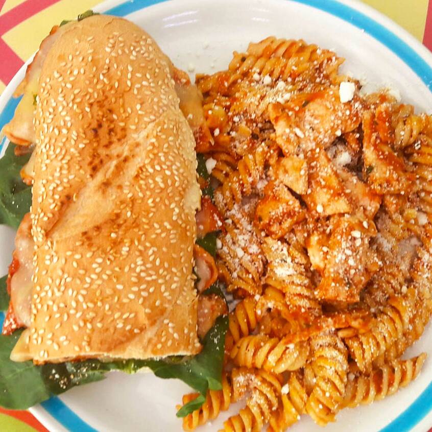 *Combo de Pollo Parmesano con Pasta