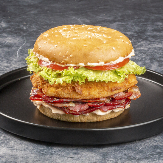 Mais sabor, mais textura. 2 tiras de frango empanado, bacon crocante, alface, tomate e a maionese Black Dog no pão brioche, com ou sem gergelim.