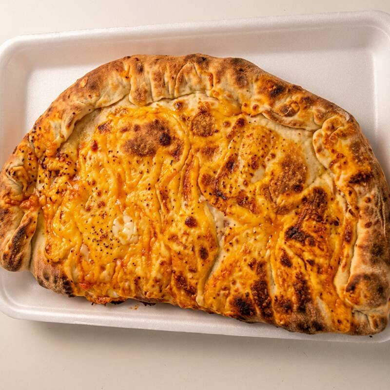 Apresentamos a encantadora 'Fogazza Atum Mussarela', uma magnífica estrela da categoria 'Fogazzas'. Este prato, ricamente recheado com atum premium, oferece uma explosão inigualável de sabores marinhos. A suavidade do atum harmoniza-se perfeitamente com a deliciosa e derretida mussarela, criando uma experiência culinária verdadeiramente aconchegante.