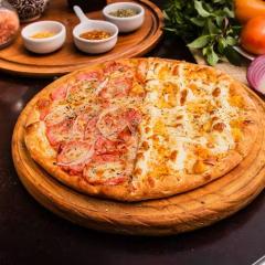 Deliciosa Pizza Grande 1/2 Frango com Catupiry 1/2 Calabresa