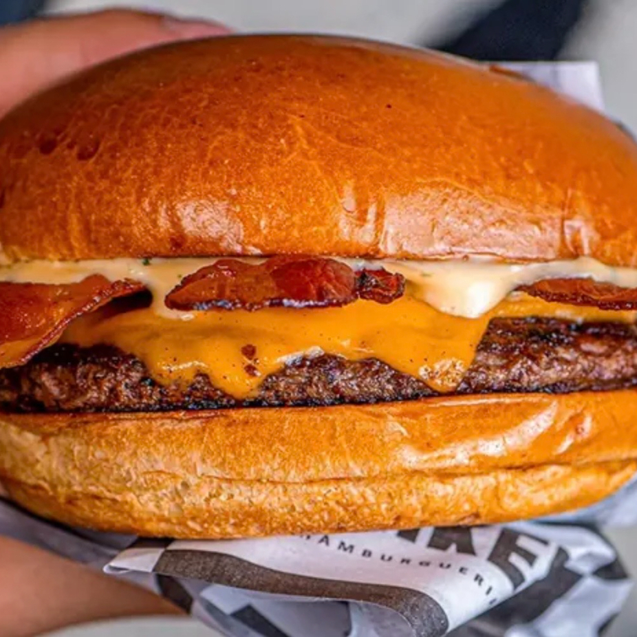 Pão de Brioche, Delicioso Blend de carne bovina de 120g, 2 fatias de queijo cheddar, bacon e molho especial