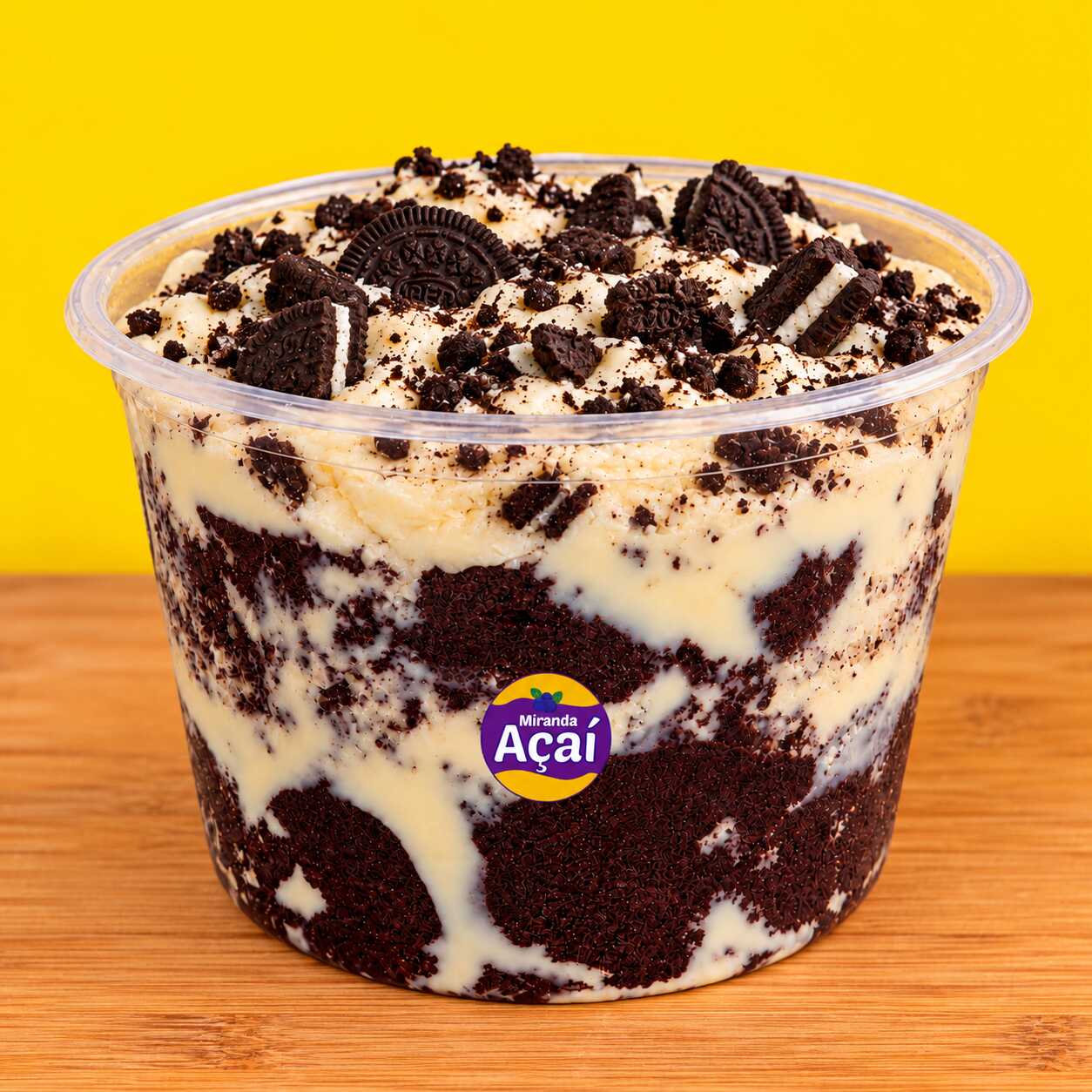 Açaí premium, biscoito oreo, creme de ninho e leite em pó.
