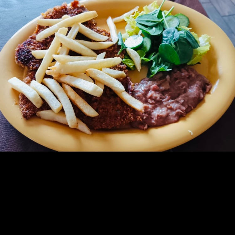 MILANESA CON PAPAS (RES O POLLO)