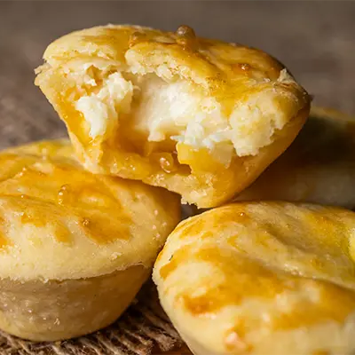 Empadinha de palmito, massa podre. Tamanho médio, aquecida no ato do pedido.