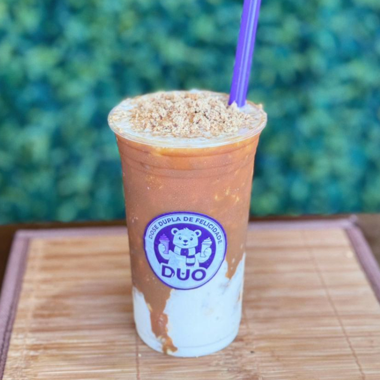 Milkshake Gourmet de Paçoca com Doce de Leite Milkshake Gourmet de Sorvete de Baunilha com Doce de leite, batido com paçoca e amendoin. Um pouco mais doce, Cremoso e mais em conta.