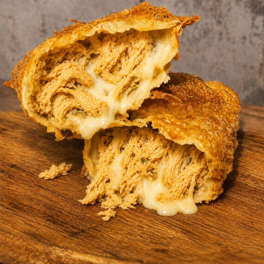 Aqui não tem pastel "vazio"! Cada unidade é preparada na hora, com aproximadamente 150g de recheio, massa crocante e ingredientes de qualidade para garantir muito sabor em cada mordida.