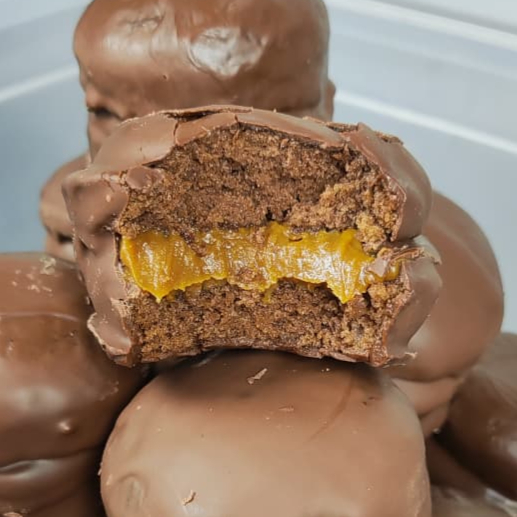 Massa preparada a base de mel e especiarias, recheado com doce de leite, banhado na cobertura de chocolate blend, 3 unidades de 95g cada