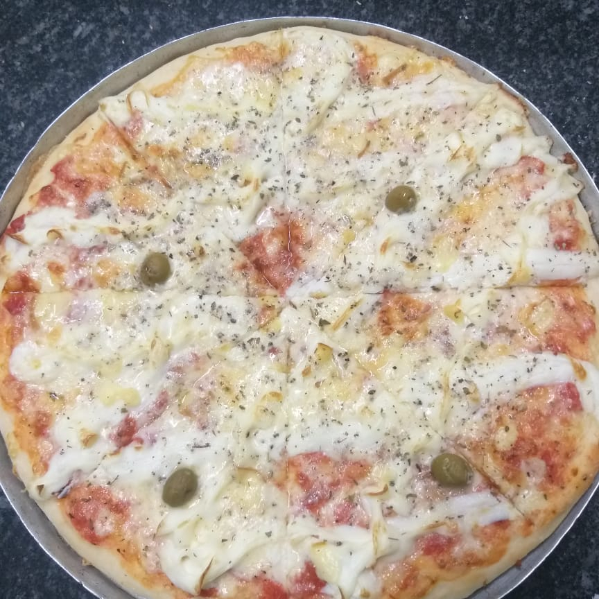 molho de tomate artesanal, mussarela, catupiry, azeitona e oregano