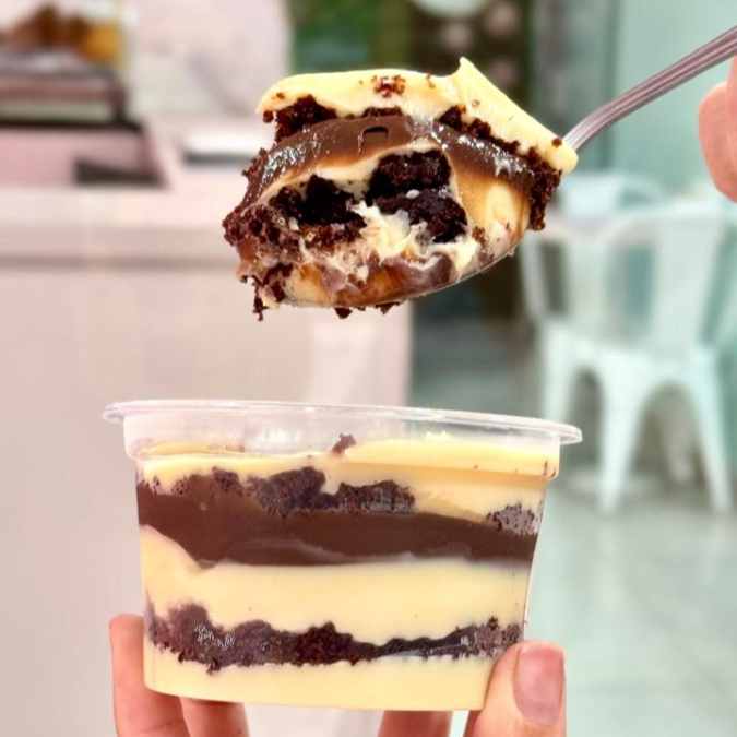 Massa de chocolate, brigadeiro de Ninho e brigadeiro belga. (250ml)