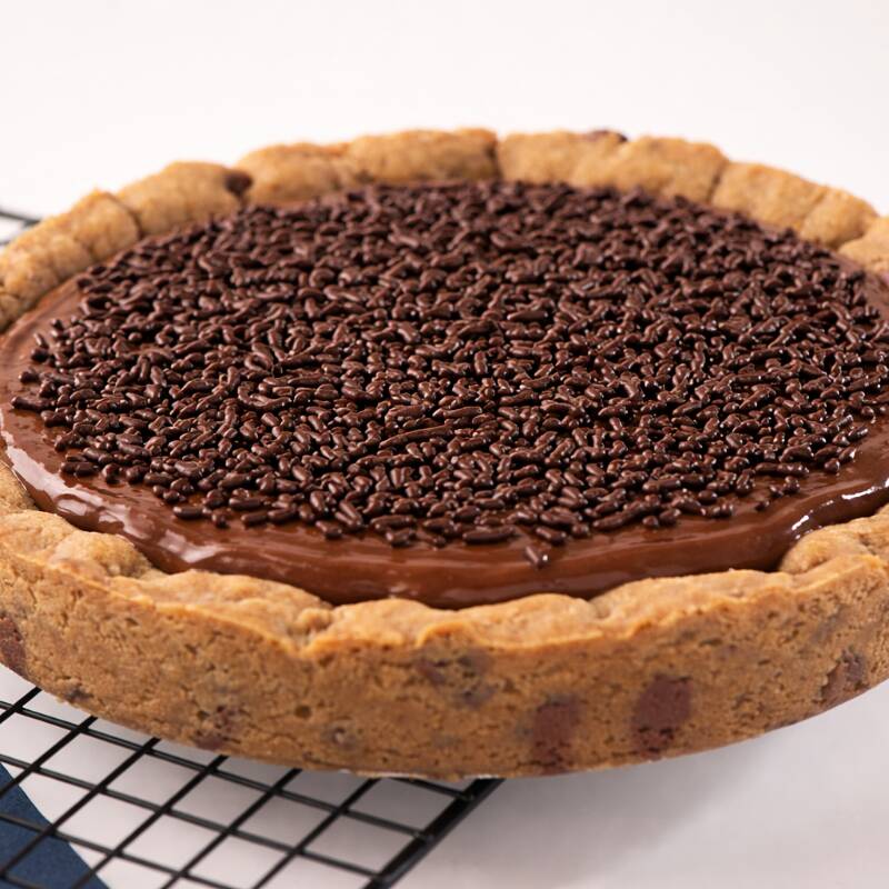 Massa tradicional de pizza cookie com recheio de Nutella, finalizado com granulé meio amargo.