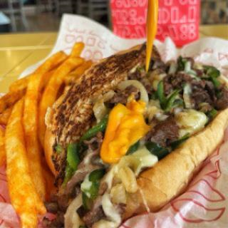 MENU SECRETO 1 PHILLY 1 PAPAS SAZONADAS CH 1 VASO QUESO