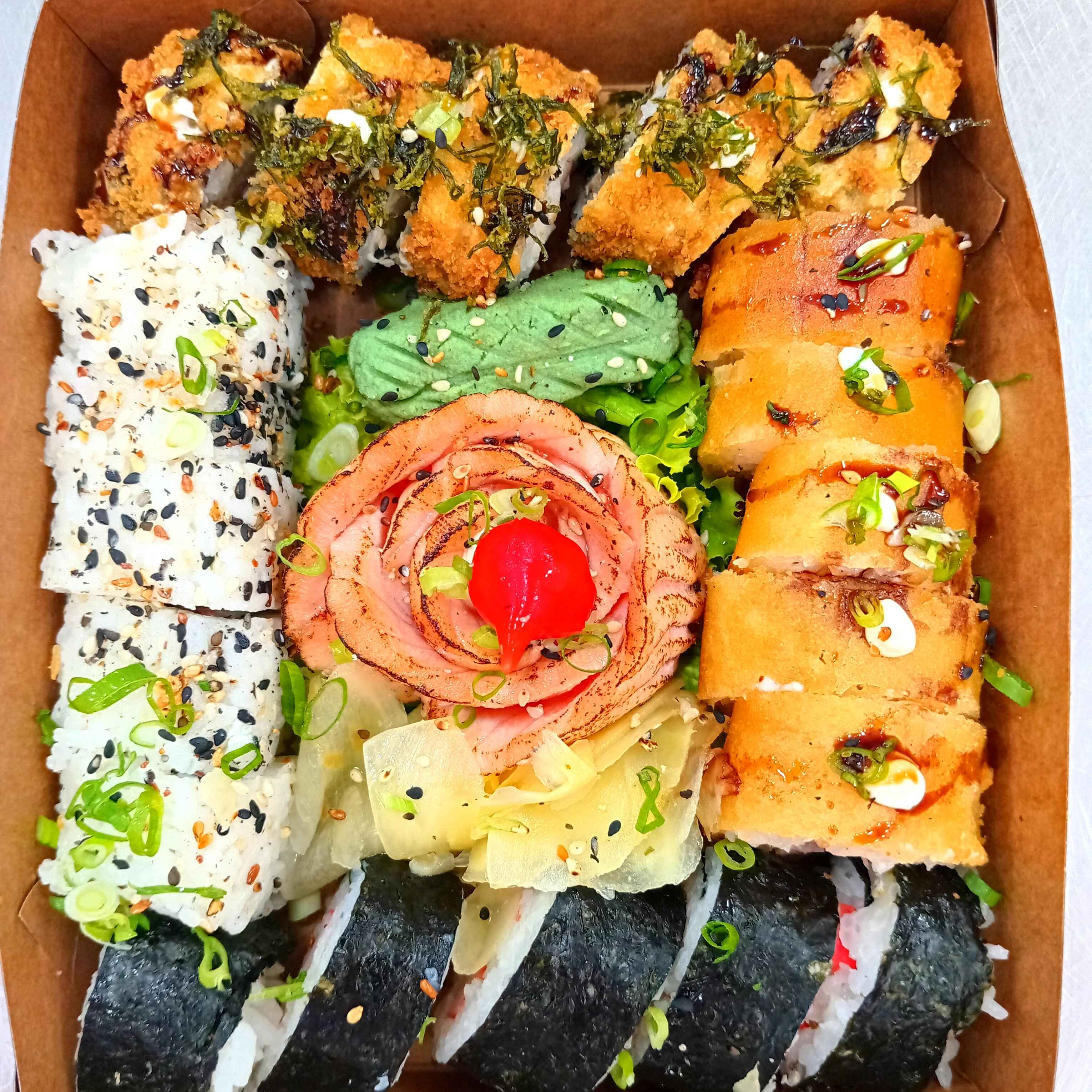 Refrigerante Lata 350ml, 5 Sashimi de Salmão, 5 Uramaki de Kani, 5 Hossomaki de Kani, 5 Hot Holl de Salmão, e 5 Carioca de Kani