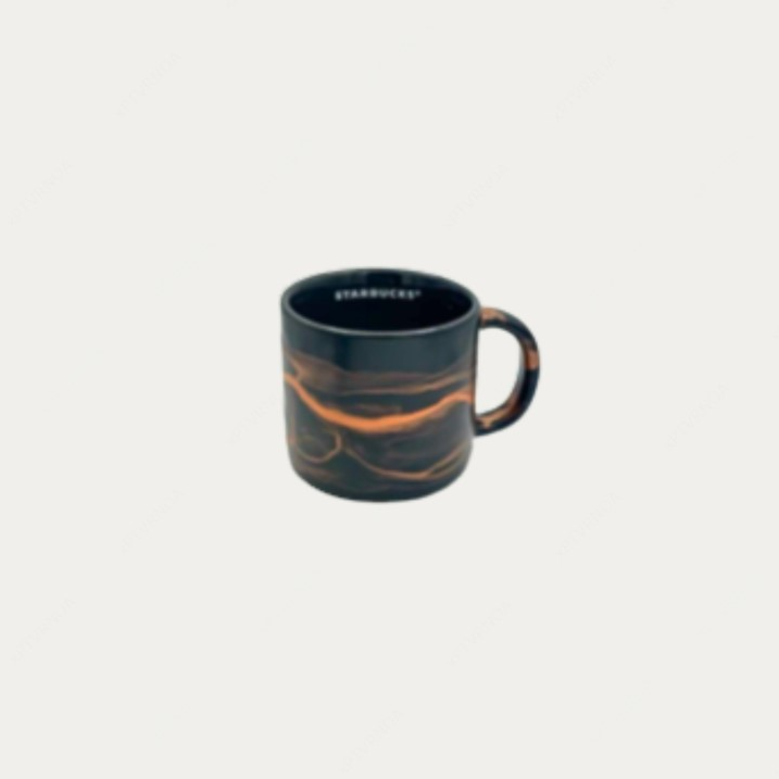 Caneca de cerâmica preta fosca e redemoinho metálico de cobre e interior preto com logotipo Starbucks branco para bebidas quentes ou frias - 59ml.
*produto não térmico*