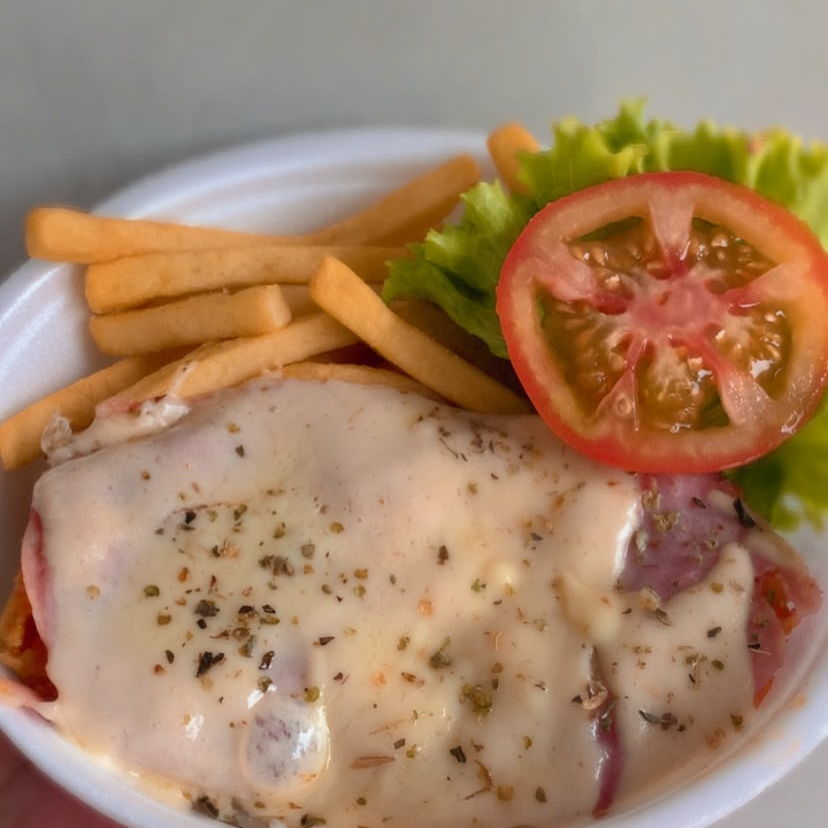 Parmegiana de frango+fritas acompanha arroz soltinho+fritas+salada