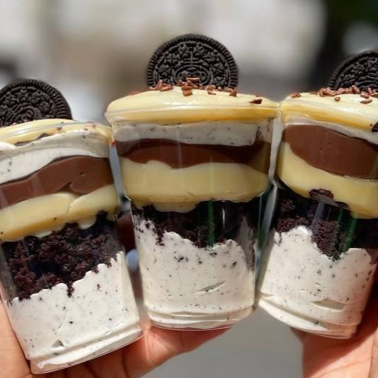 Camadas de Brownie Crocante, intercalado com brigadeiro, ninho e recheio de oreo. Copo 200 ml