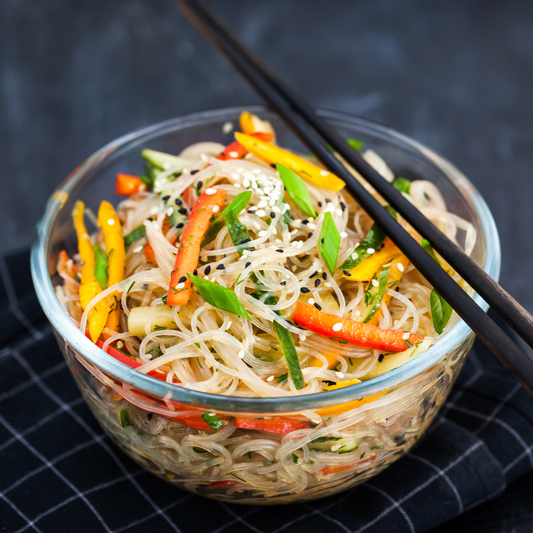Serve 1 pessoa. Bowl com macarrão de arroz oriental bifum: não contém glúten. É elaborado com mix legumes selecionados. É preparado na hora da entrega. Seu Bowl quentinho!