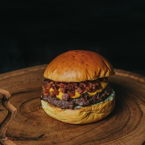 2 hamburguer, bacon, presunto, mussarela.