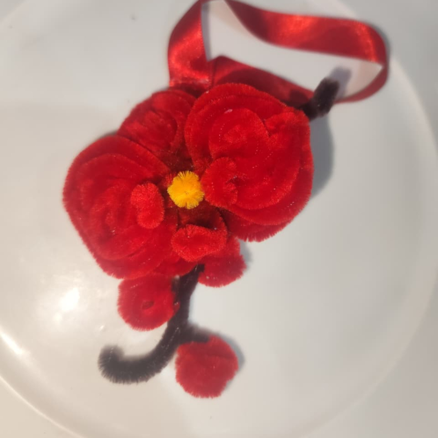 Sua chance de presentear alguém ou a si mesmo(a) com um chaveiro rodeado de uma linda flor feita a mão. Flores disponíveis: Van Gogh, Margarida, Orquídea vermelha.