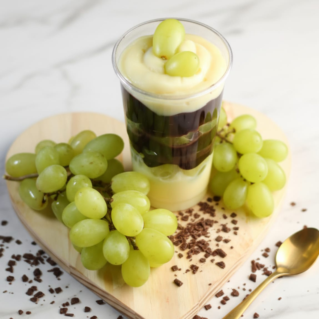 O doce do brigadeiro com o azedinho da uva e o toque aveludado do Ninho. É a sobremesa definitiva! ----#copodafelicidade #sobremesanocopo #confeitariaartesanal #docesgourmet #surpresadeuva #ninhocomuva #brigadeirogourmet #leiteninho #amodoce #instafood #sobremesa #docesartesanais #confeitariacriativa #gordice #deliverydedoces #confeitariacuritiba #confeitariacic