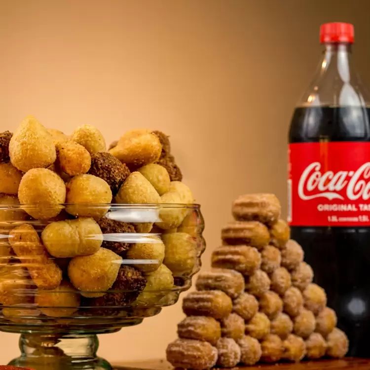 Combo perfeito para dividir com os amigos! 50 Deliciosos Salgadinhos fritos na hora + 1 Coca cola 1,5lt Uma deliciosa porção de salgados quentes e crocantes fritos na hora, perfeita para compartilhar com amigos e familiares. Essa porção inclui uma variedade de salgados irresistíveis, que são produzidos com massa de batata , levando ao extremo prazer gastronômico.! Confira essas Delicias!!!! Deliciosos salgados/Petiscos saborosos/Opções de aperitivos/ Salgados fritos e assados/ Massas recheadas e crocantes/ Salgados empanados e sequinhos/ Variedade de pastéis e coxinhas/ Bolinhos irresistíveis/ Quiches e empadas fresquinhas/ Pães de queijo quentinhos / entrega rapida/ salgados maravilhosos / salgados fritos / porções/ salgados grandes/ salgados para festa/ salgado crocante