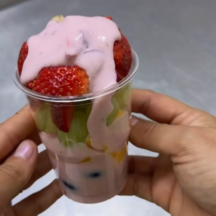 Acompanhamento: Morango, Manga , Uva e Kiwi. Mais o mousse de Morango