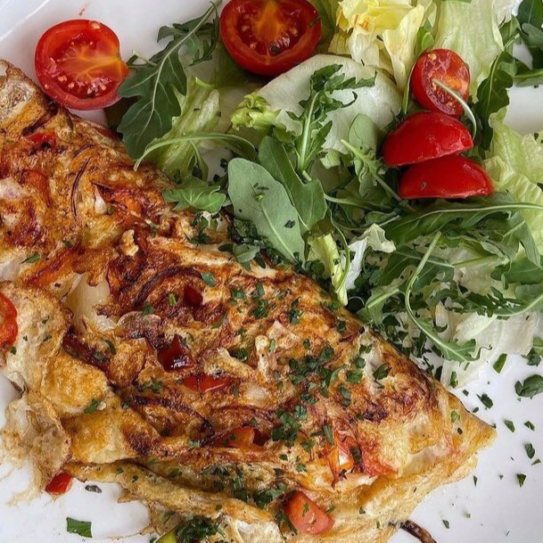 Omelette Acompañado con Frijolitos y Salsa