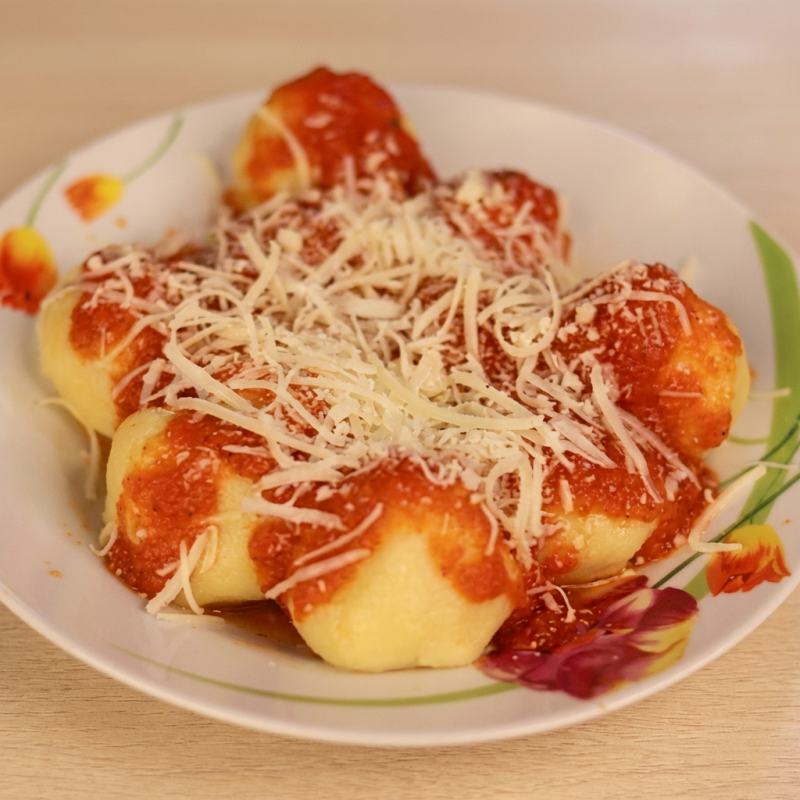 Apresentamos nossa oferta especial do Dia: o sublime Nhoque Recheado com Mussarela. É uma obra-prima culinária, onde bolinhas macias e aveludadas de nhoque, feitas à mão, escondem em seu interior um recheio generoso de mussarela de primeira qualidade. Este prato cativante é uma celebração de sabores e texturas, oferecendo um deleite requintado para o paladar. Experimente nosso nhoque inesquecível