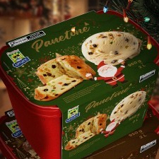 Sorvete de massa sabor panetone c/ frutas cristalizadas.